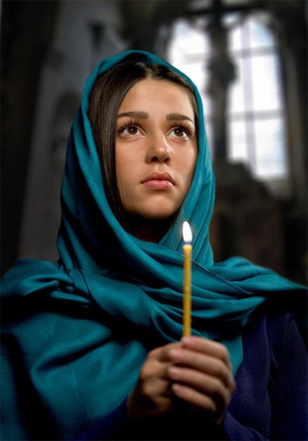 Девушка молится