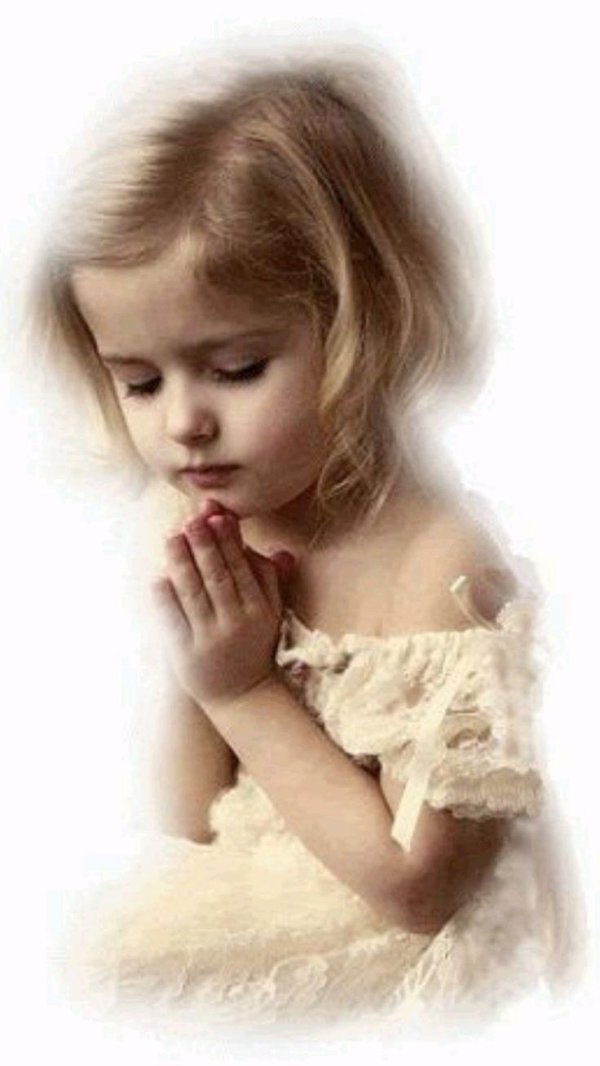 Девушка молится