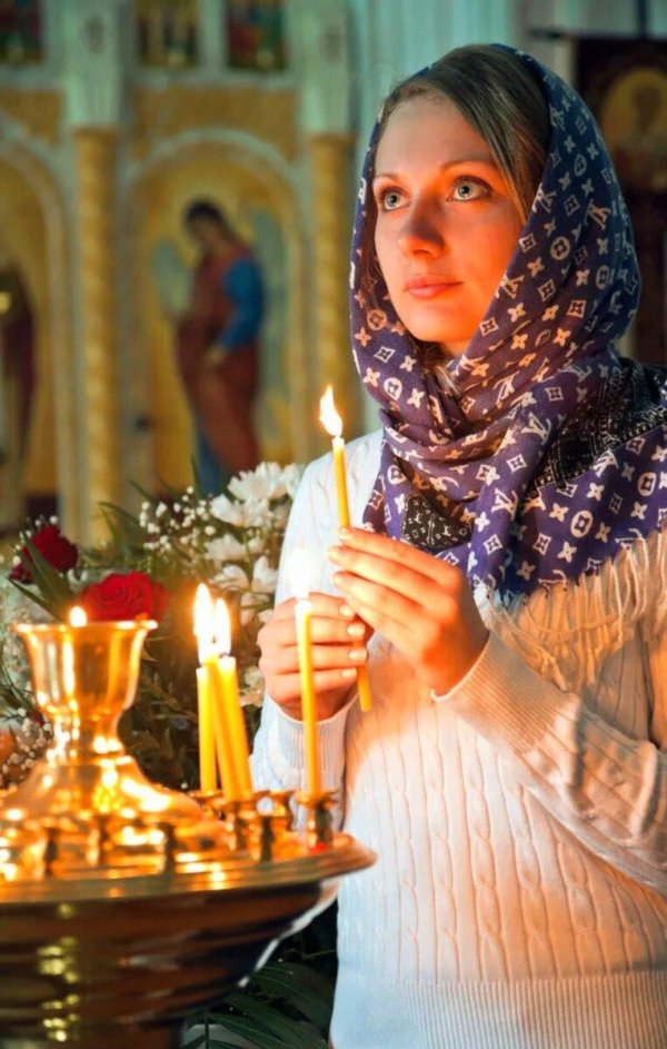 Девушка молится