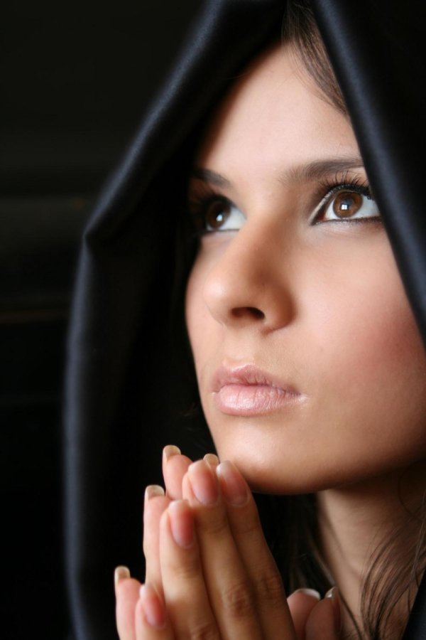 Девушка молится