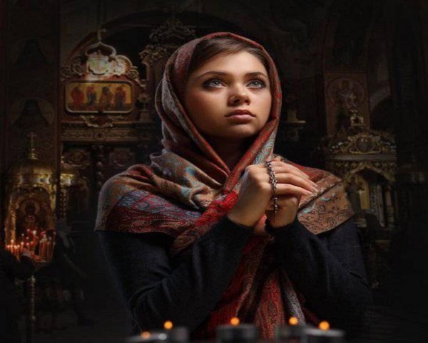 Девушка молится