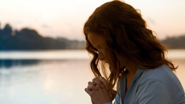 Девушка молится