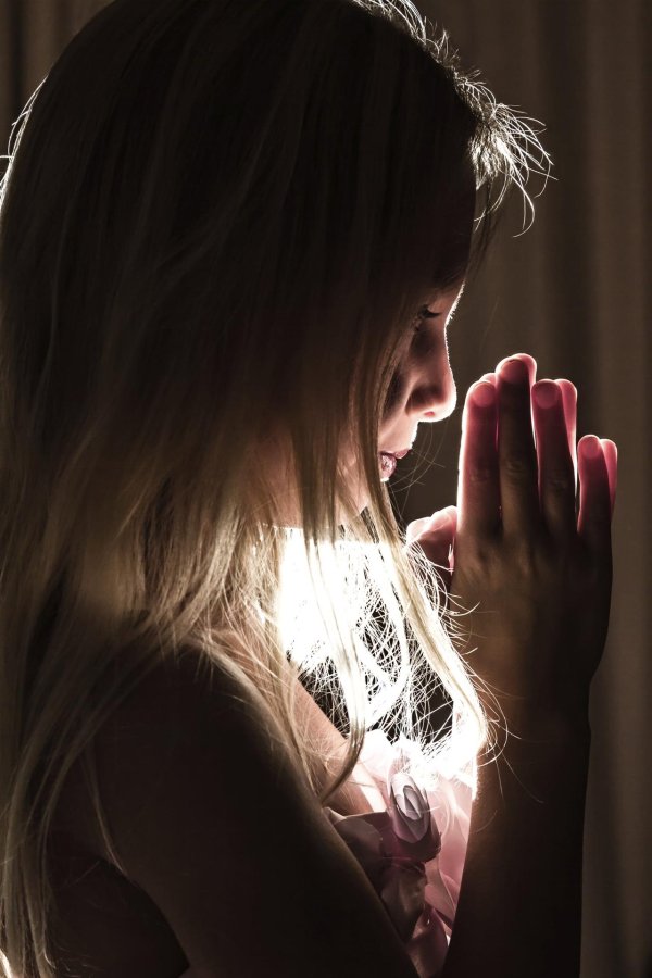 Девушка молится