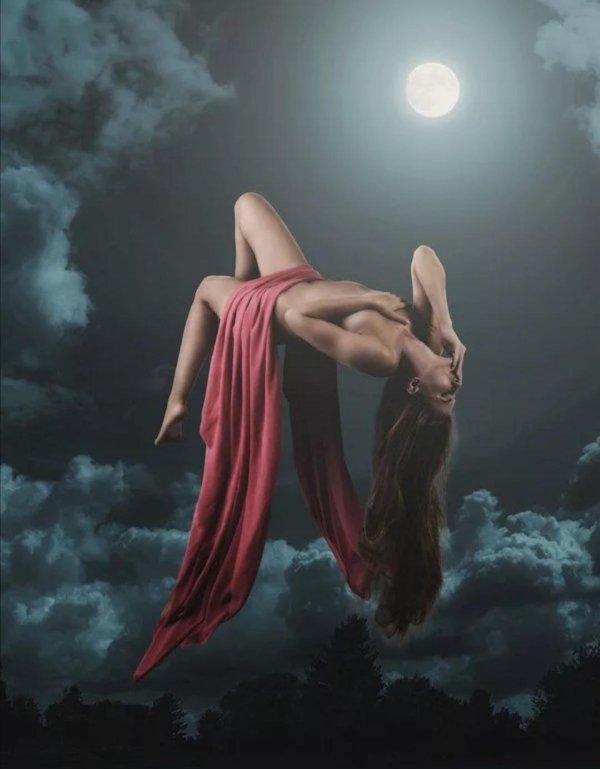 Девушка падает