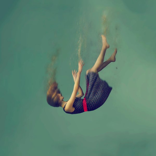 Девушка падает