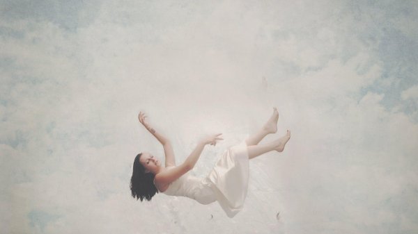 Девушка падает