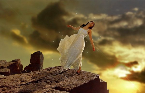 Девушка падает