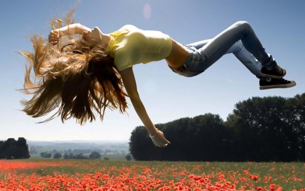 Девушка падает