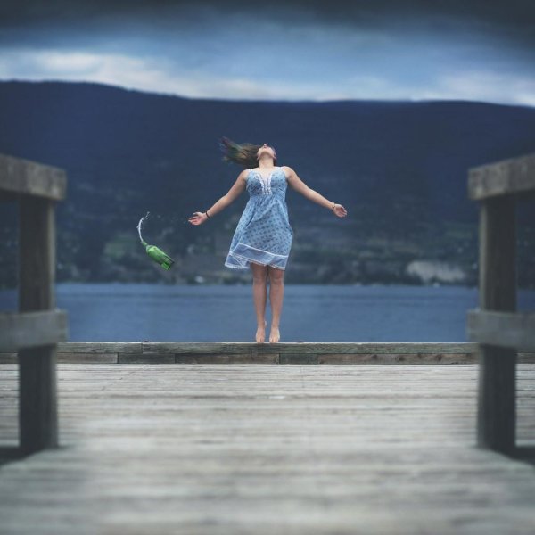 Девушка падает