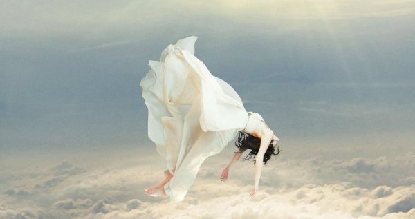 Девушка падает