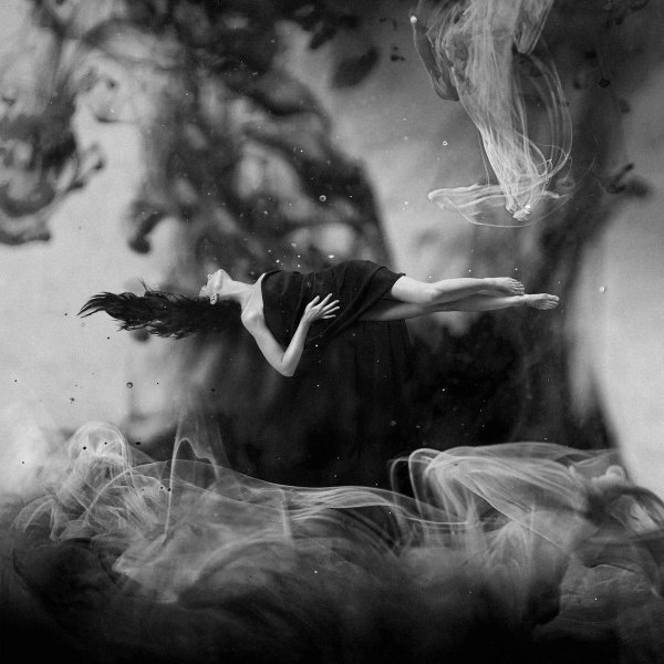 Девушка падает