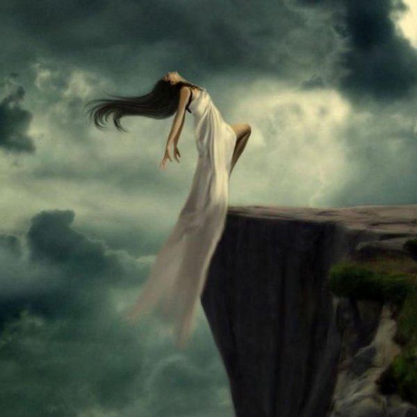 Девушка падает