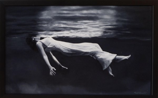 Девушка падает