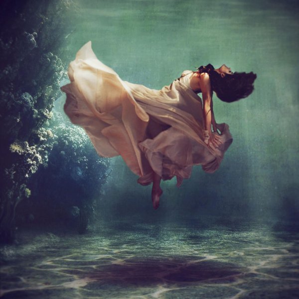 Девушка падает