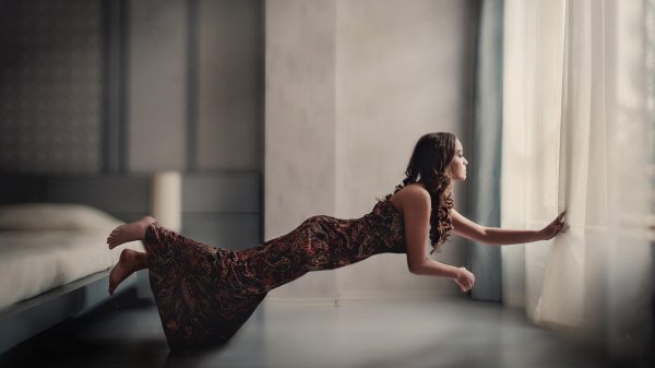 Девушка падает