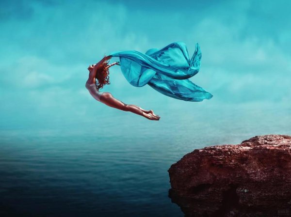 Девушка падает