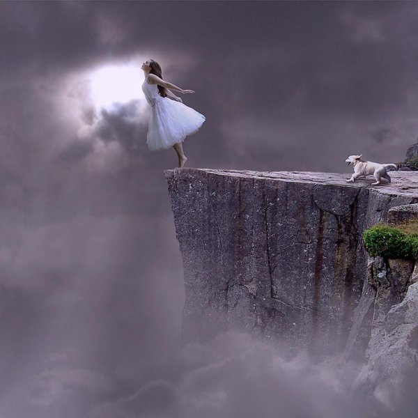 Девушка падает