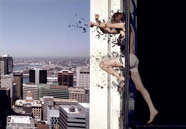 Девушка падает