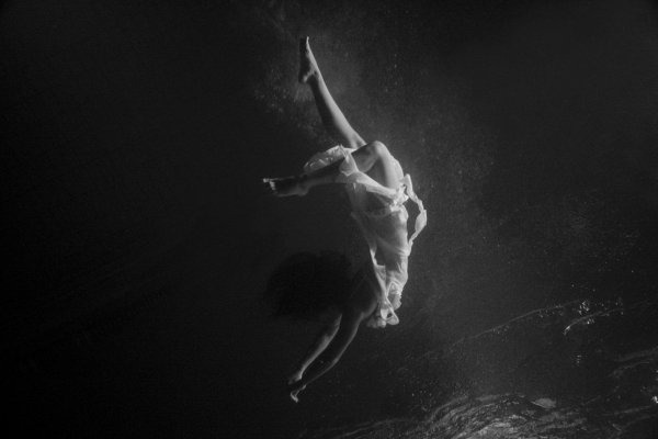 Девушка падает