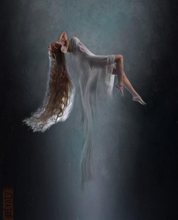 Девушка падает