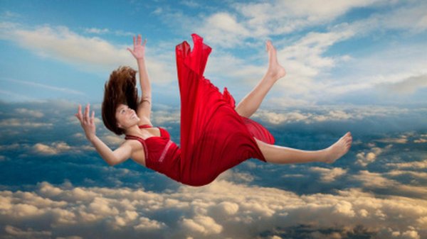 Девушка падает