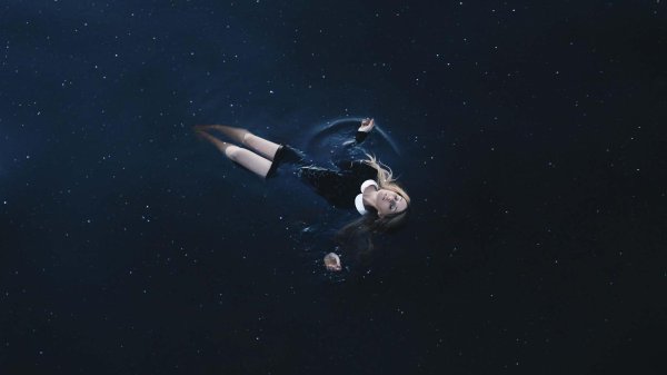 Девушка падает