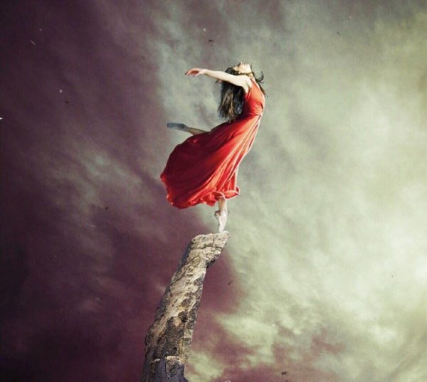 Девушка падает