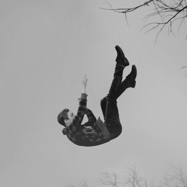 Девушка падает