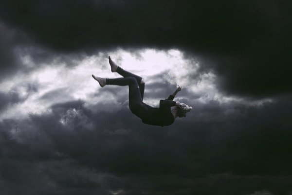 Девушка падает