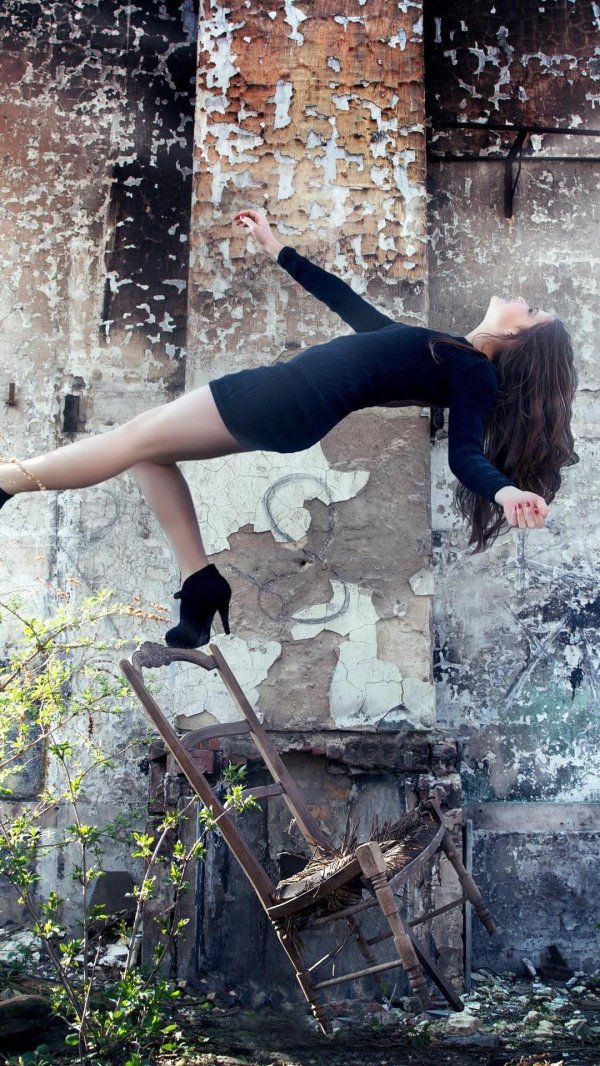 Девушка падает