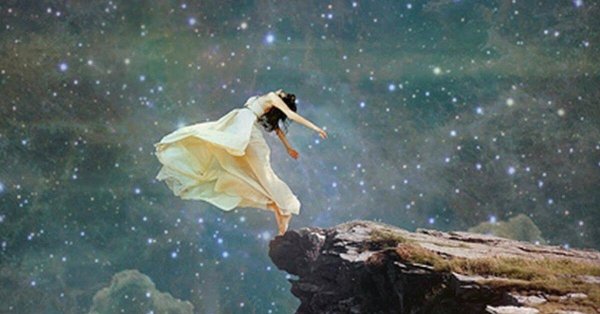 Девушка падает