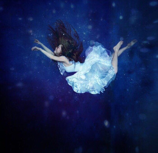 Девушка падает