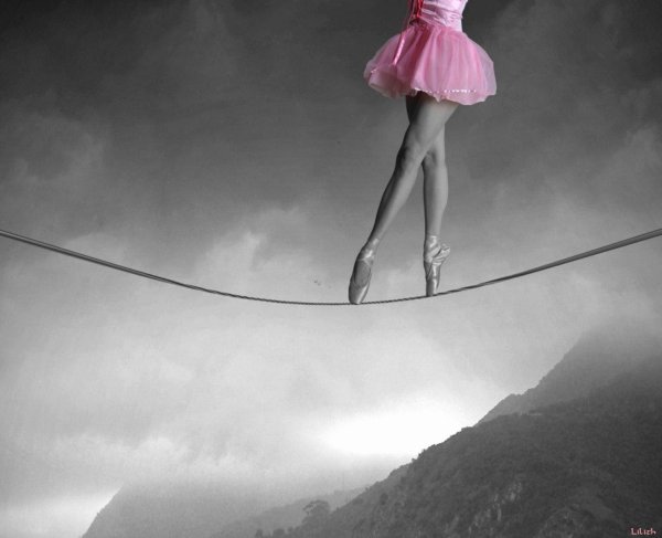 Девушка падает