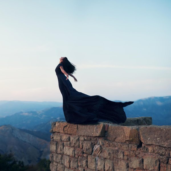 Девушка падает