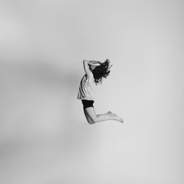 Девушка падает