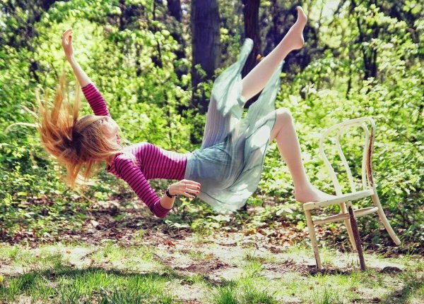 Девушка падает