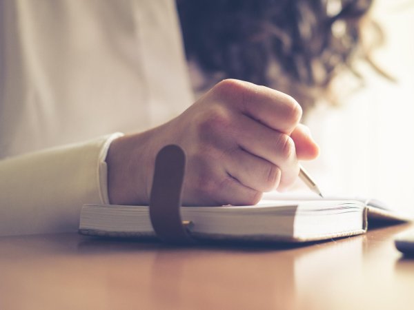 Девушка пишет