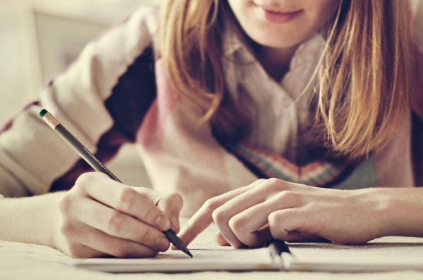 Девушка пишет