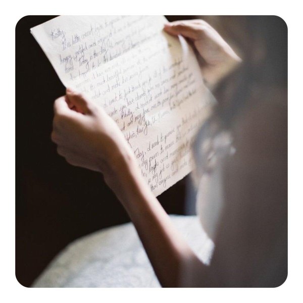 Девушка пишет