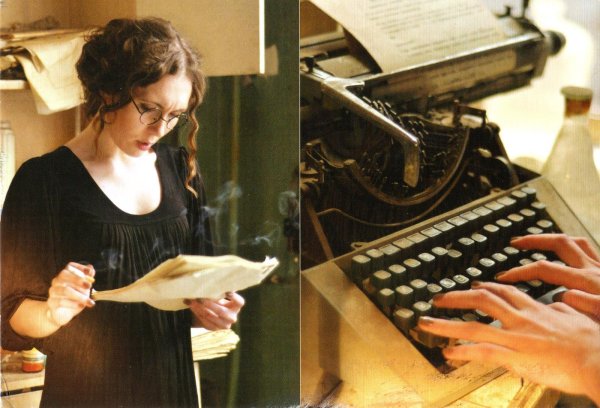 Девушка пишет