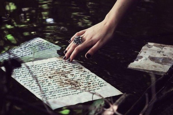 Девушка пишет