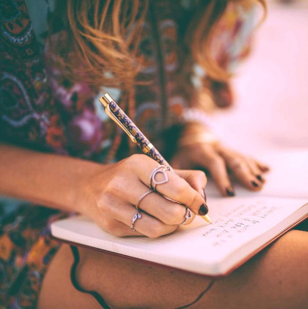 Девушка пишет