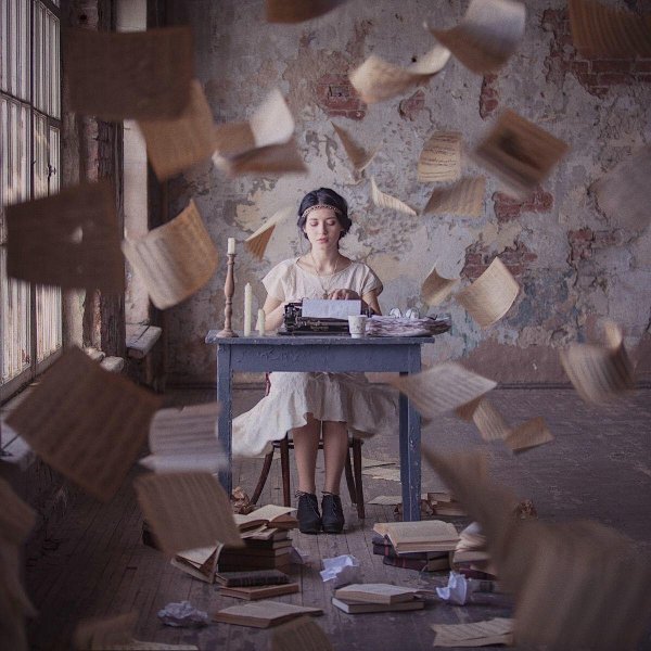 Девушка пишет