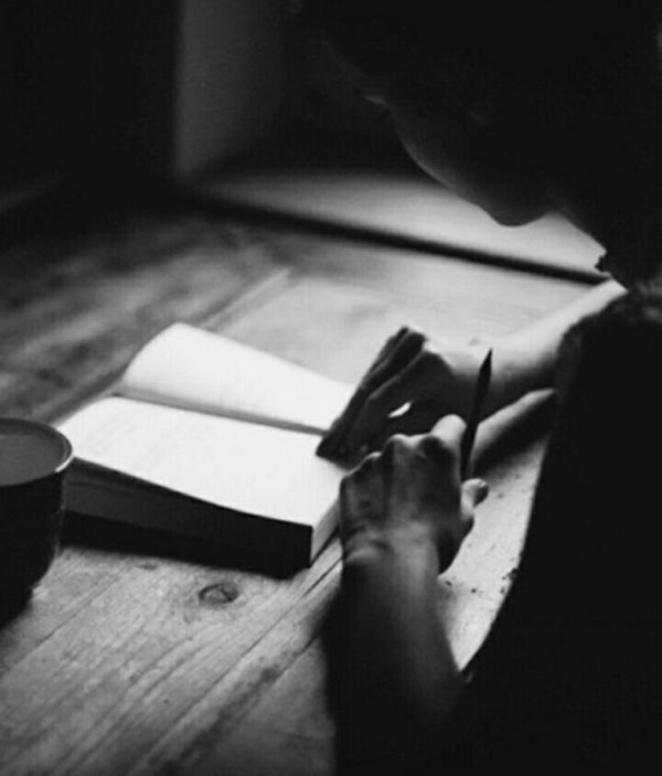 Девушка пишет