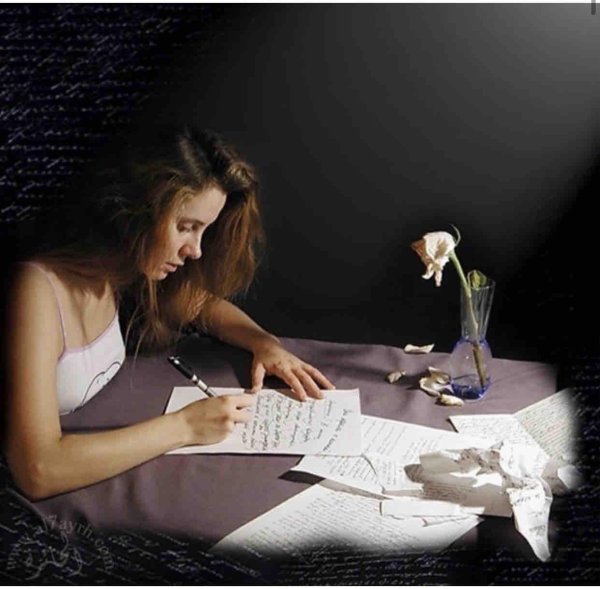 Девушка пишет