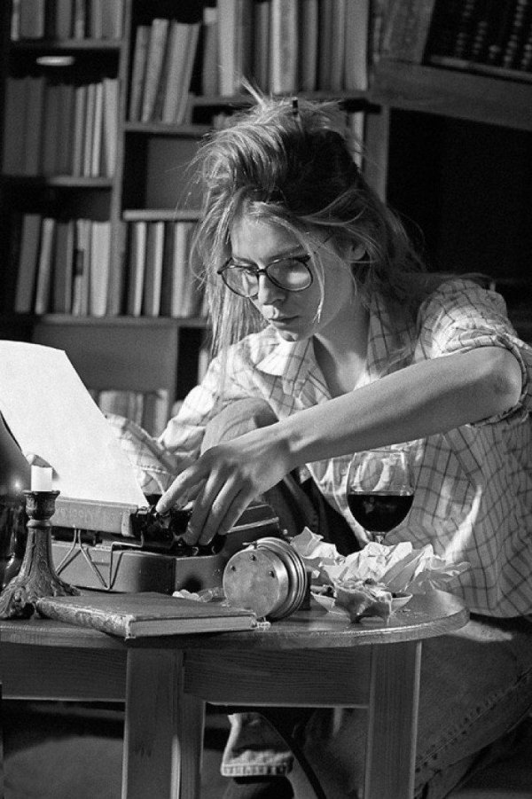 Девушка пишет