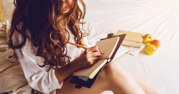 Девушка пишет