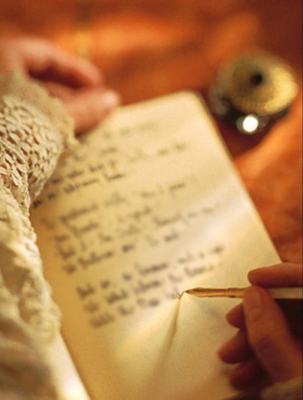 Девушка пишет