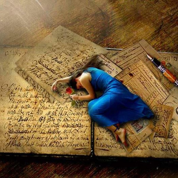 Девушка пишет