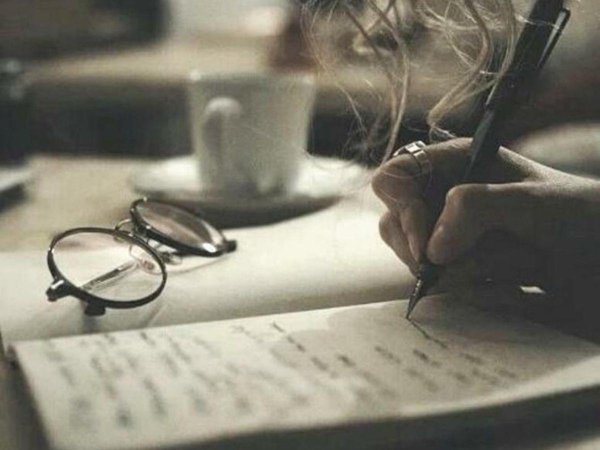 Девушка пишет